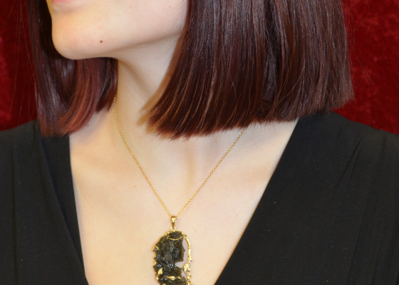 Přívěsek-kráska dívající se z okna