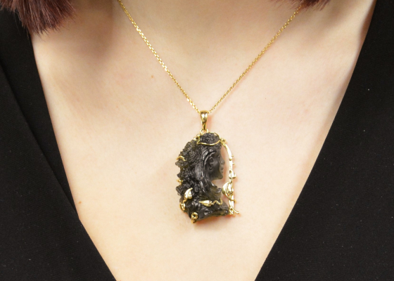 Přívěsek-kráska dívající se z okna