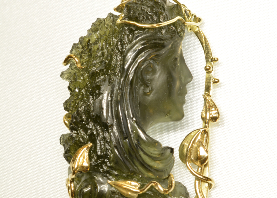 Přívěsek-kráska dívající se z okna