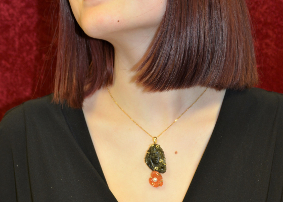 Přívěsek-kráska s květinou