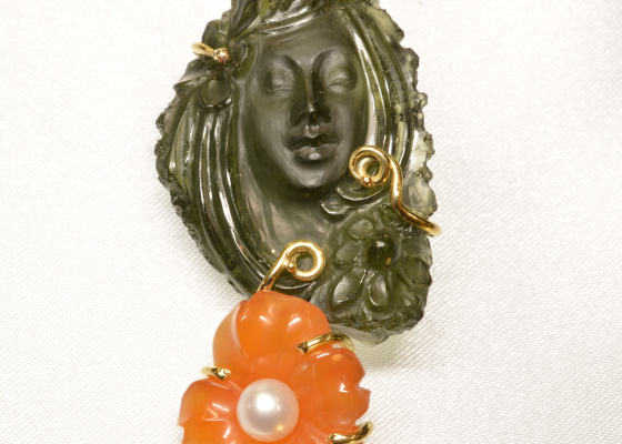 Přívěsek-kráska s květinou