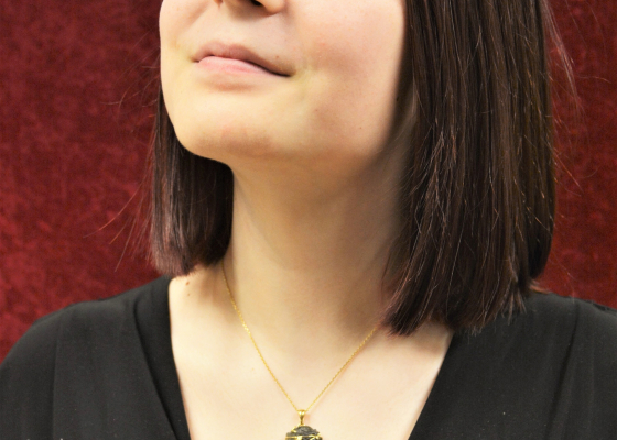 Přívěsek-profil dívky s dlouhými vlasy