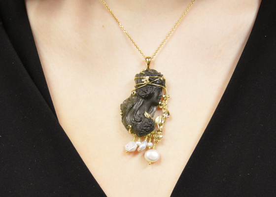 Přívěsek-profil dívky s dlouhými vlasy