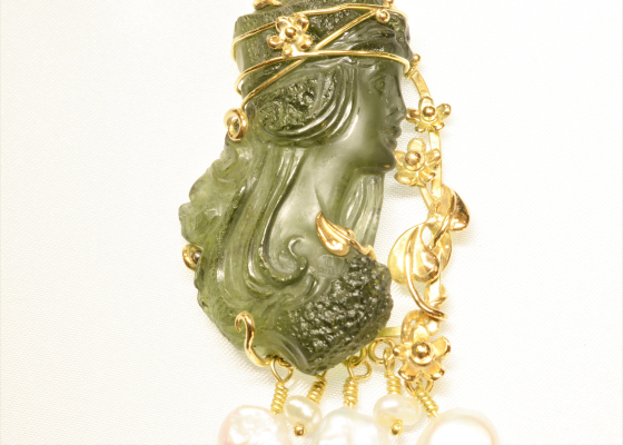 Přívěsek-profil dívky s dlouhými vlasy