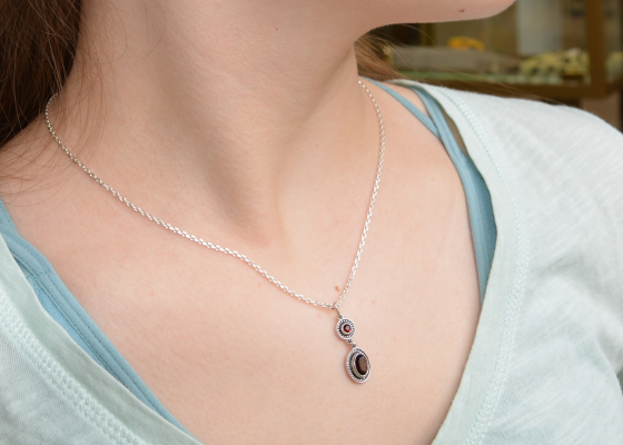 Přívěsek - rudokřídlec - granáty