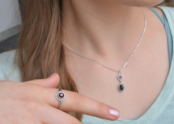 Přívěsek - rudokřídlec - granáty