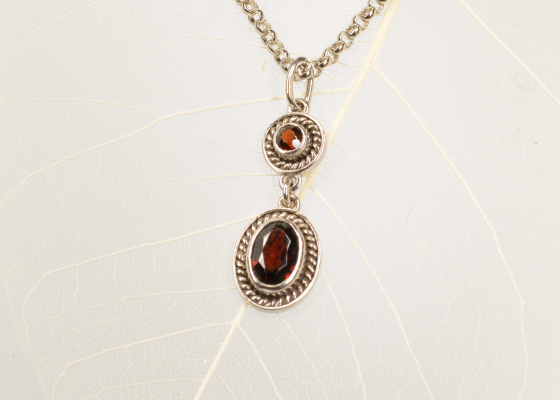 Přívěsek - rudokřídlec - granáty