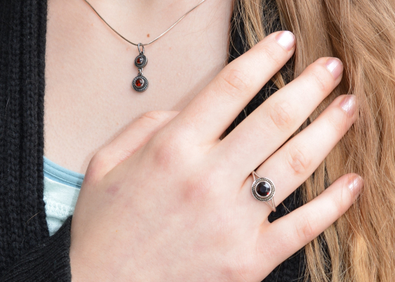 Přívěsek - sklepnice - granát