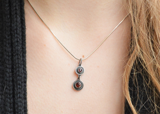 Přívěsek - sklepnice - granát