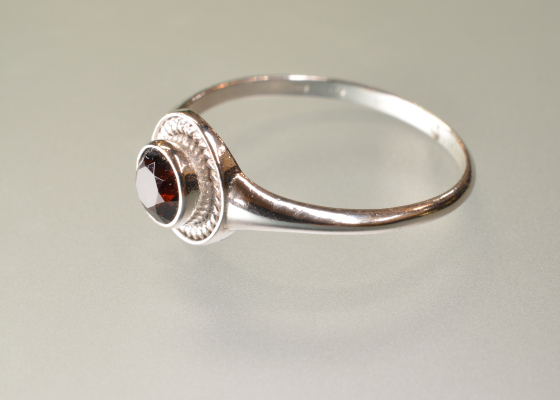 Prsten - rudokřídlec - granát almandin