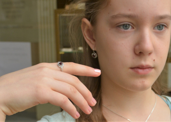 Prsten - rudokřídlec - granát almandin