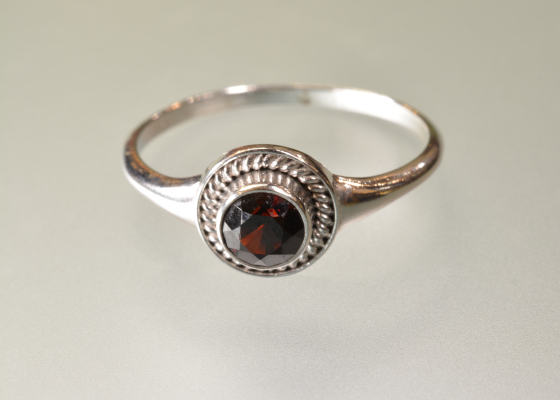 Prsten - rudokřídlec - granát almandin