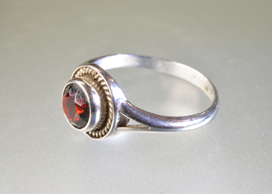 Prsten - sklepnice - granát almandin