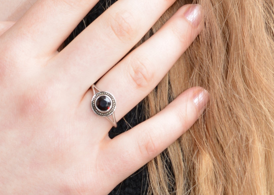 Prsten - sklepnice - granát almandin