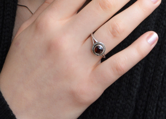 Prsten - sklepnice - granát almandin