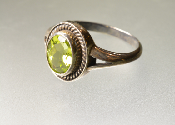 Prsten - trávnička - olivín