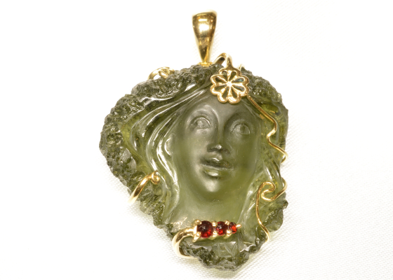 Romantická hlava s českými granáty