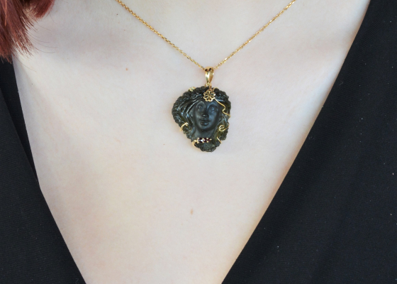 Romantická hlava s českými granáty