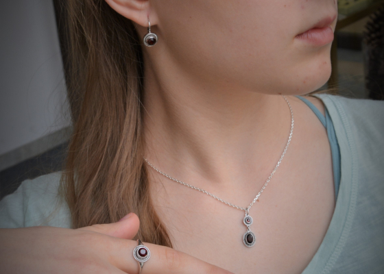 Souprava - rudokřídlec - granát almandin