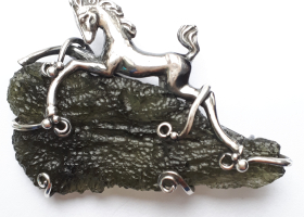 Brož – hříbě s vltavínem