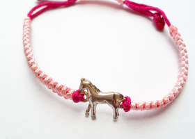 Náramek pro milovníky koní – růžová shamballa
