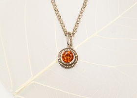 Přívěsek - babočka - hesonit