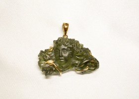 Přívěsek-hlavička dívky s vlasy vlajícími ve větru